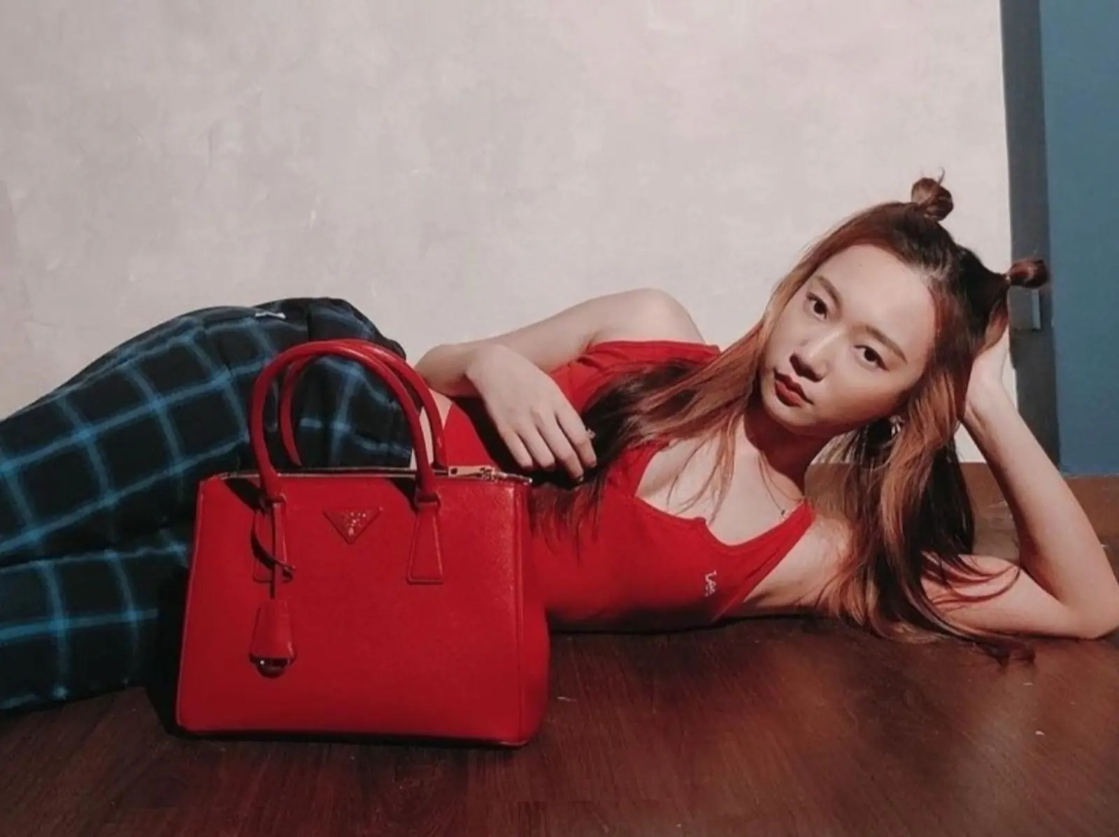 PRADA、BV...這些台灣帥妹女星，在家防疫都買了哪些名牌新包包？