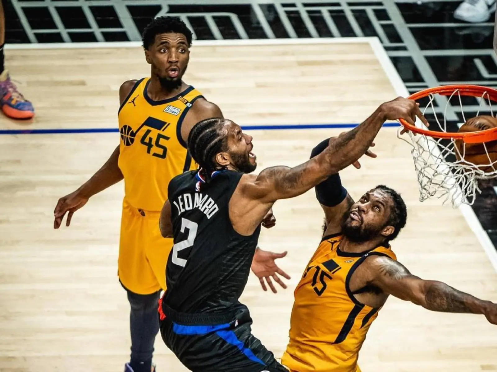 NBA／戰斧式取勝！Kawhi Leonard＋湖人 Morris 讓快艇再贏球，那招瘋狂灌籃讓爵士三人愣住了...