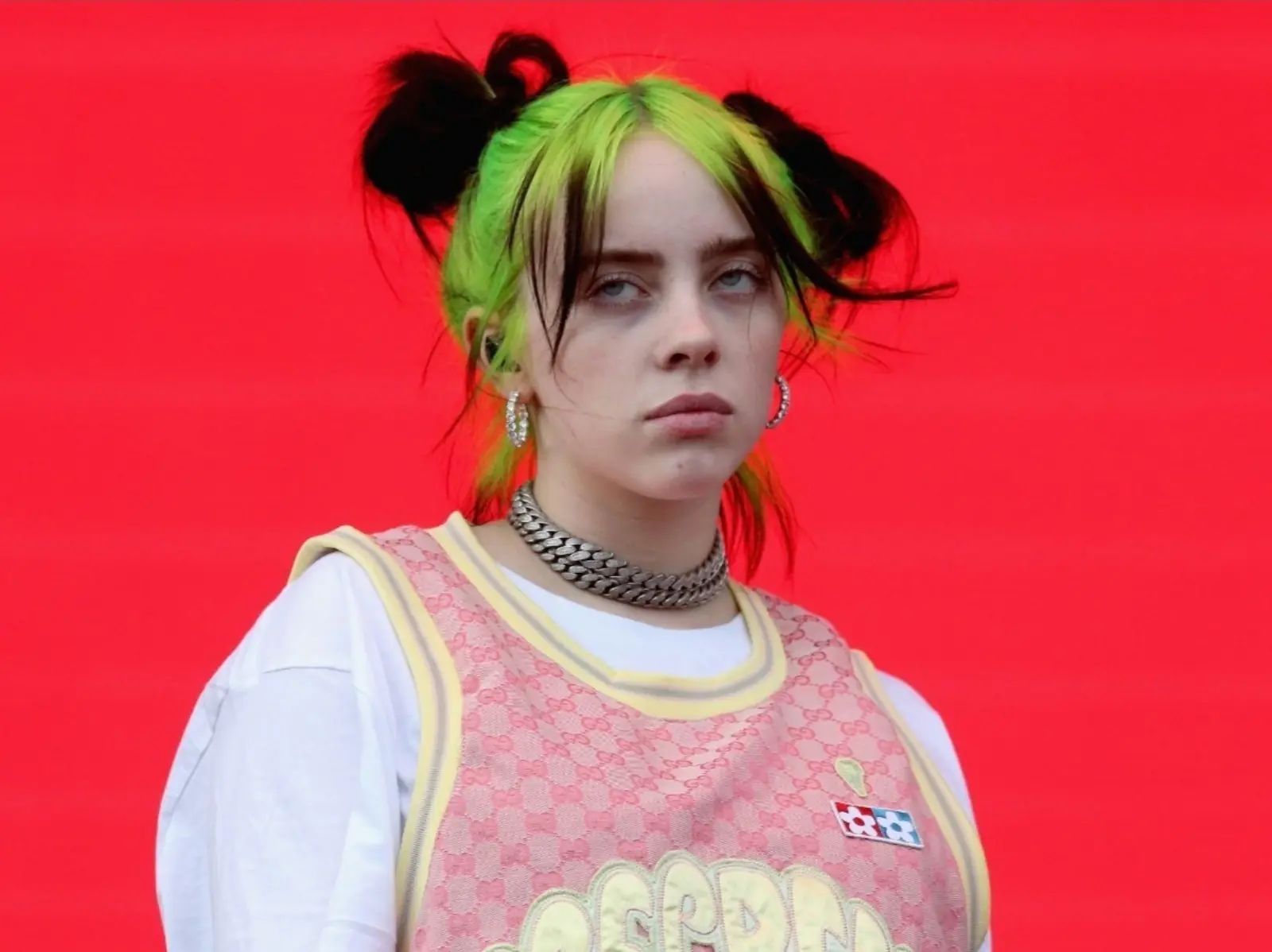 越燒越旺！Billie Eilish 男友為失言道歉，她也爆脫口「Chink」歧視亞裔疑雲！