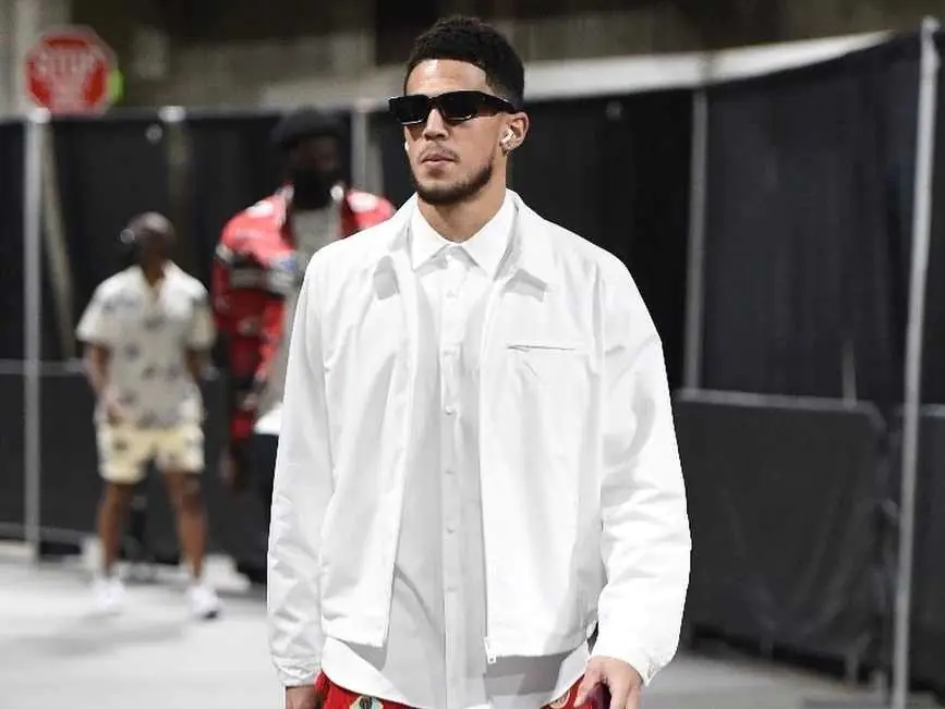 百搭 Converse 這樣穿更帥！太陽少主 Devin Booker 用 3 套穿搭告訴你誰才是「NBA 最會穿」！