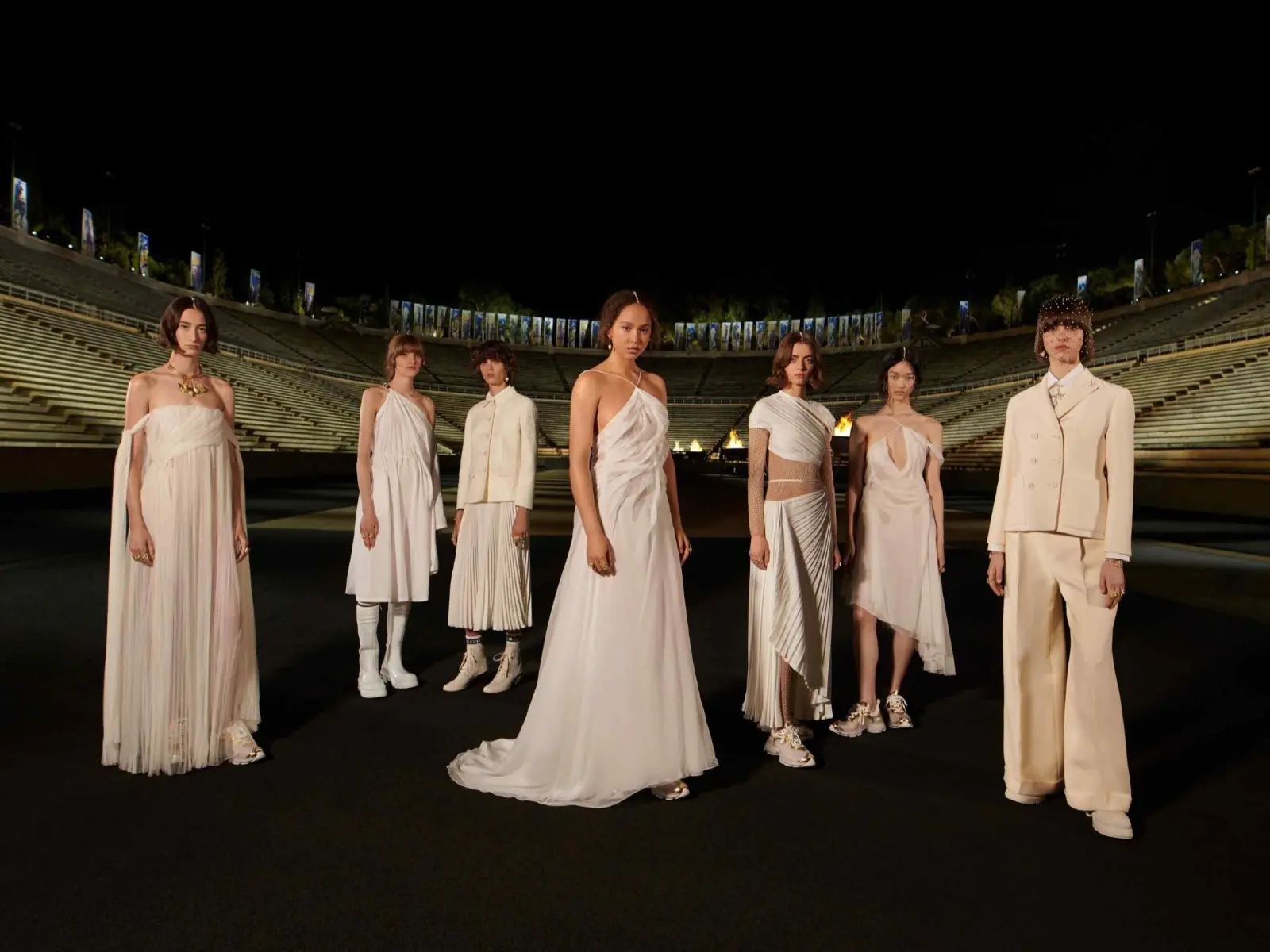 這是仙境嗎？全白套裝、女神式長袍、希臘風千鳥格紋⋯Dior 2022 早春雅典大秀仙氣登場！