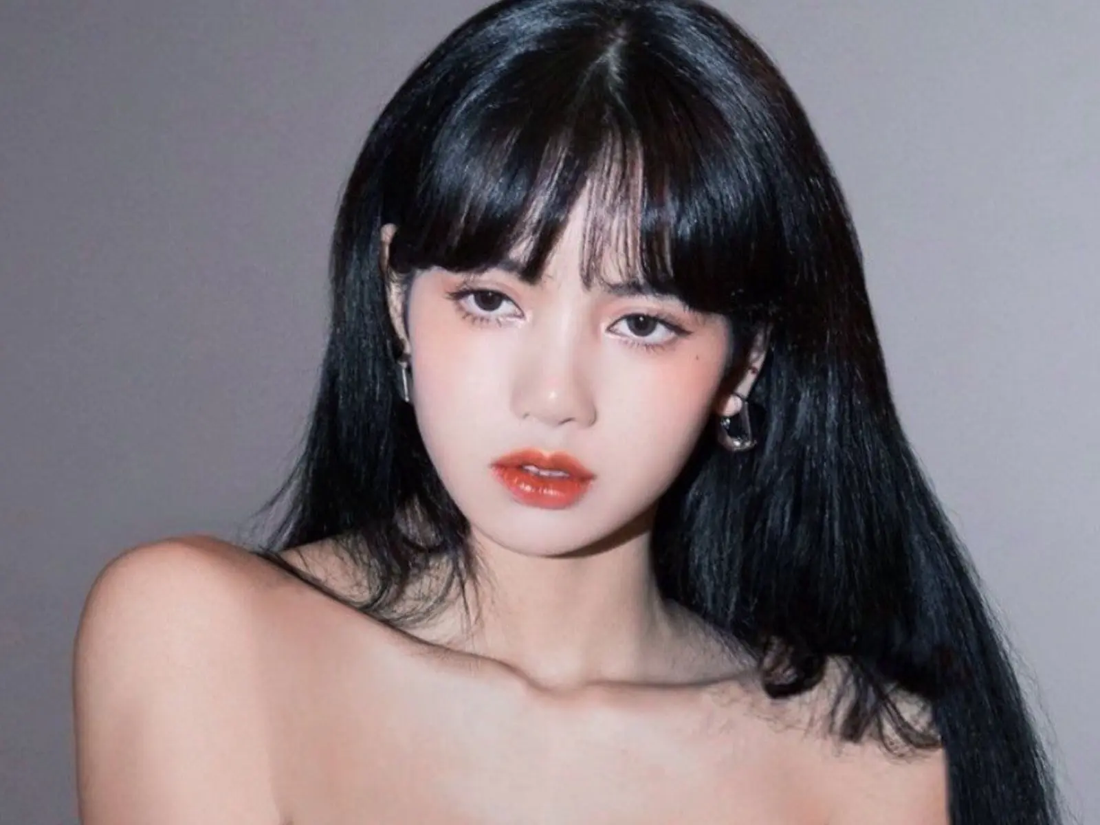 BLACKPINK LISA 罕見「深 V 低胸裝」登熱搜！她應該是 用這 2 招胸貼技巧才放心耍正！