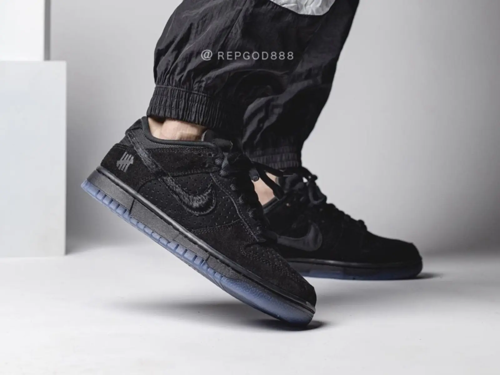 2021 必買 Nike、adidas 等 3 雙「黑色球鞋」推薦，快用新台幣讓它們全下架！