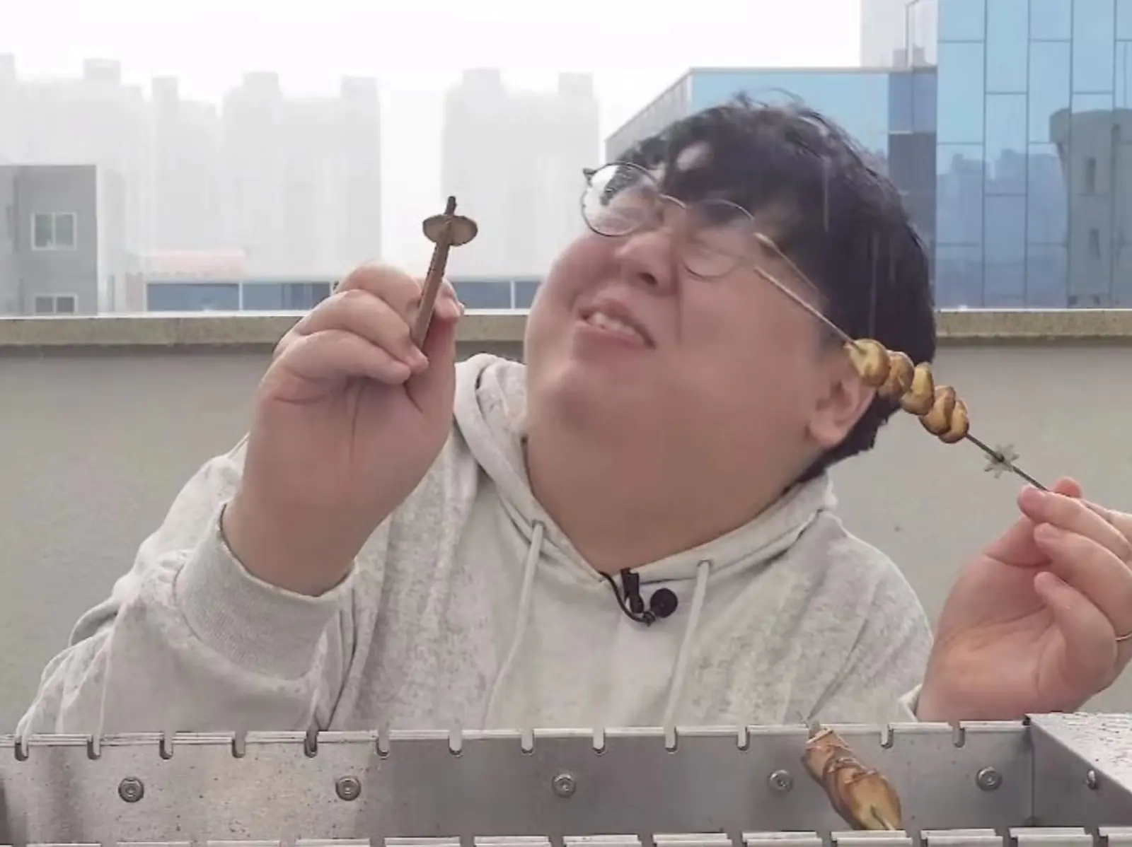 天生命衰？韓國吃播實況「起司男」戶外烤肉，下一秒遇到大雨淋成落湯雞⋯