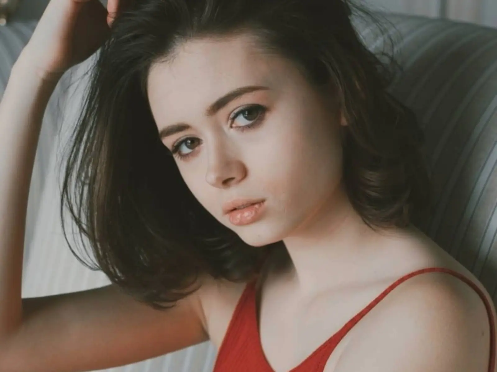 最正女配角無誤！Netflix《極度殺機》Isa Montalbán 私下造型大起底：撩到直接被圈粉～