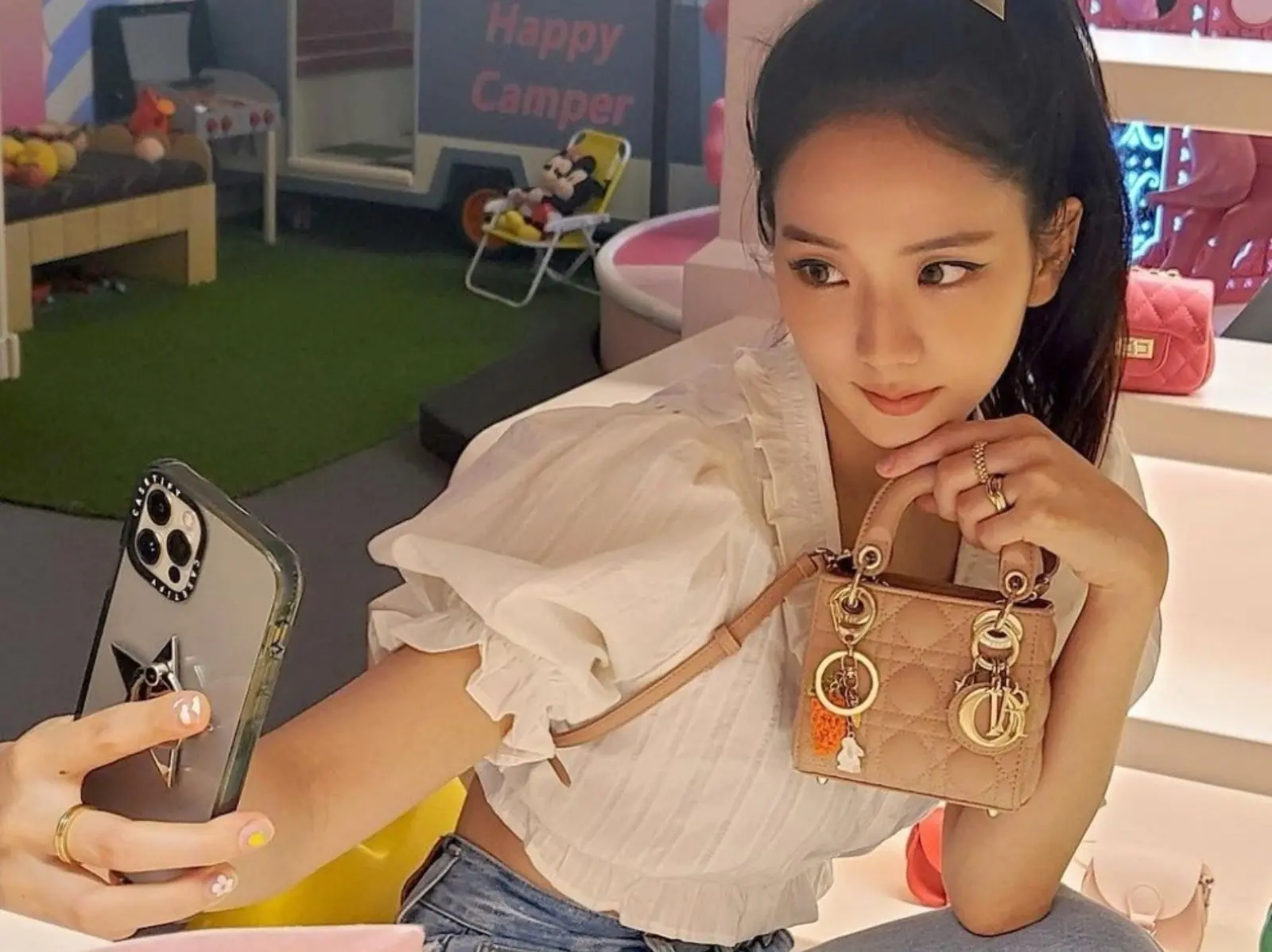 最顯臉小的包包！Dior 全新 Micro Bags 迷你又耐裝，Jisoo、賈靜雯等女星都搶入手！