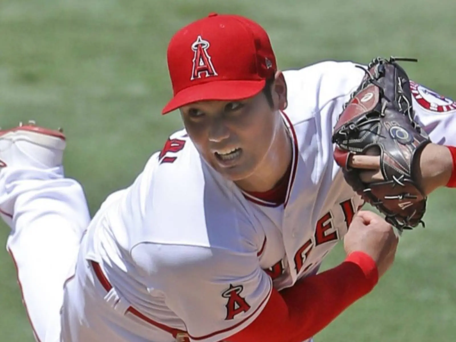 MLB／二刀流的高中生就是萌！大谷翔平被裁判突襲卻「笑瞇瞇解皮帶」，當投手還忘記身上有打擊手套～