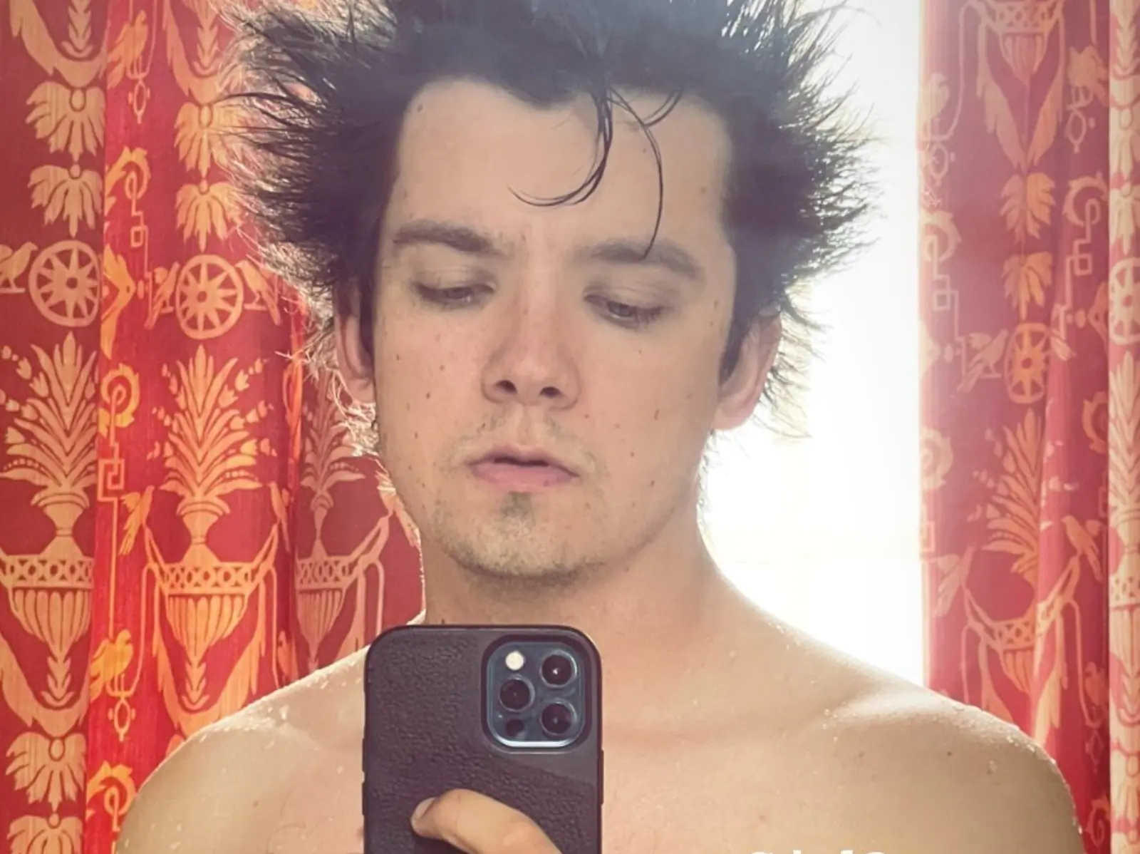 《性愛自修室》男主角 Asa Butterfield 裸身自拍，網友吐槽：其實可以不用露...