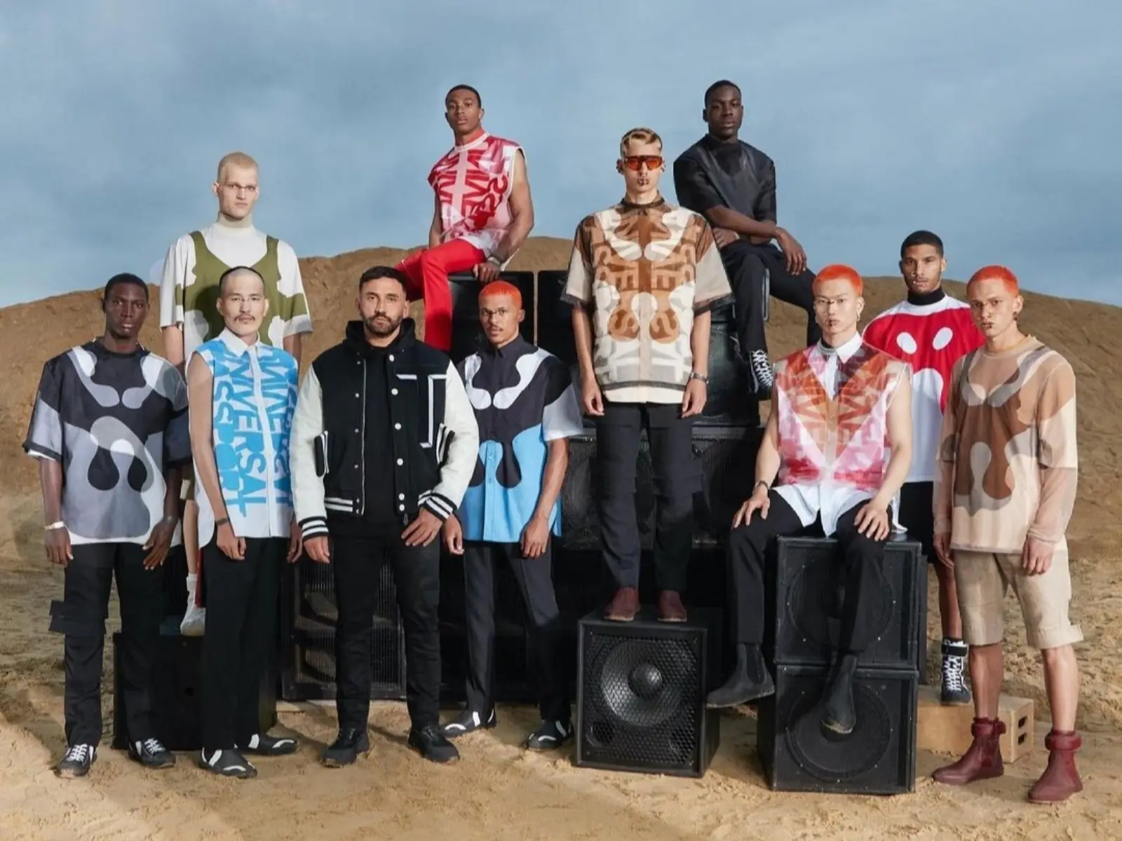 挑戰傳統！Burberry 2022 春夏男裝改走叛逆風，皮革繞頸式背心、長外套搭三角褲超自信出場！