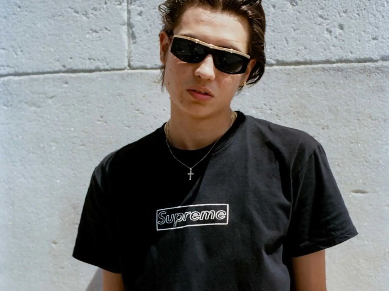 嚴選 5 款夏天必穿「重量級聯名短 T」推薦，Supreme、Stussy、BAPE 通通都有！