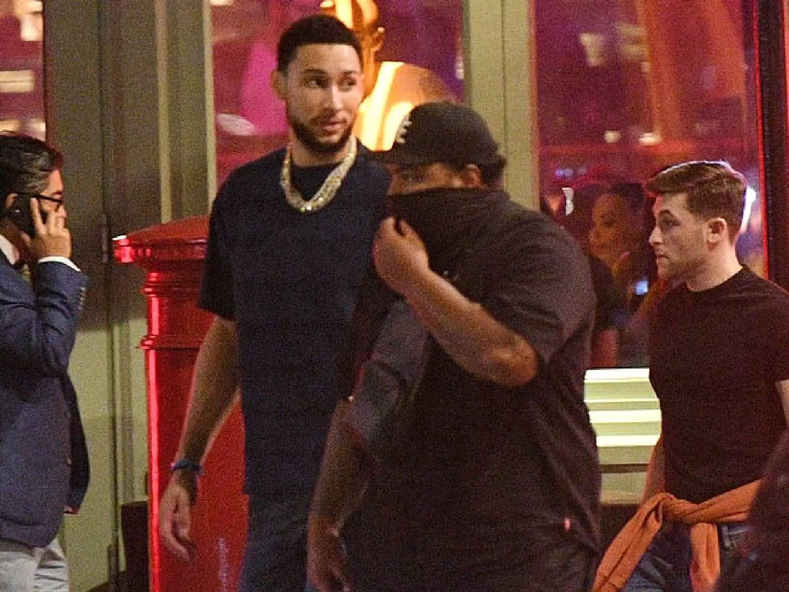 NBA／控「球」後衛！Ben Simmons 賽後直奔英國找火辣女友約會，網友氣憤：為什麼不是練投籃