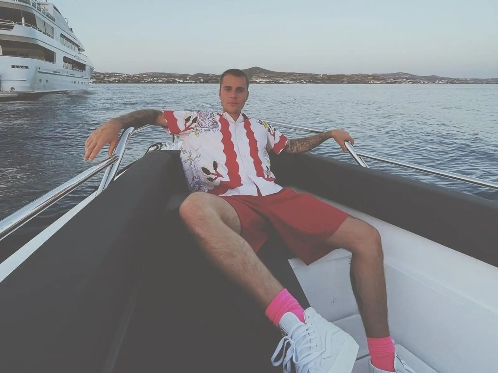 Justin Bieber 這樣穿你可以嗎？小賈短褲的鬆緊帶長到拖地，「接地線穿法」讓人超傻眼…