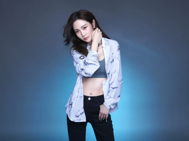 女神曾莞婷夏天必備瞬涼登峰衣「MAJOR MADE 」，舒適涼感、穿搭性感！