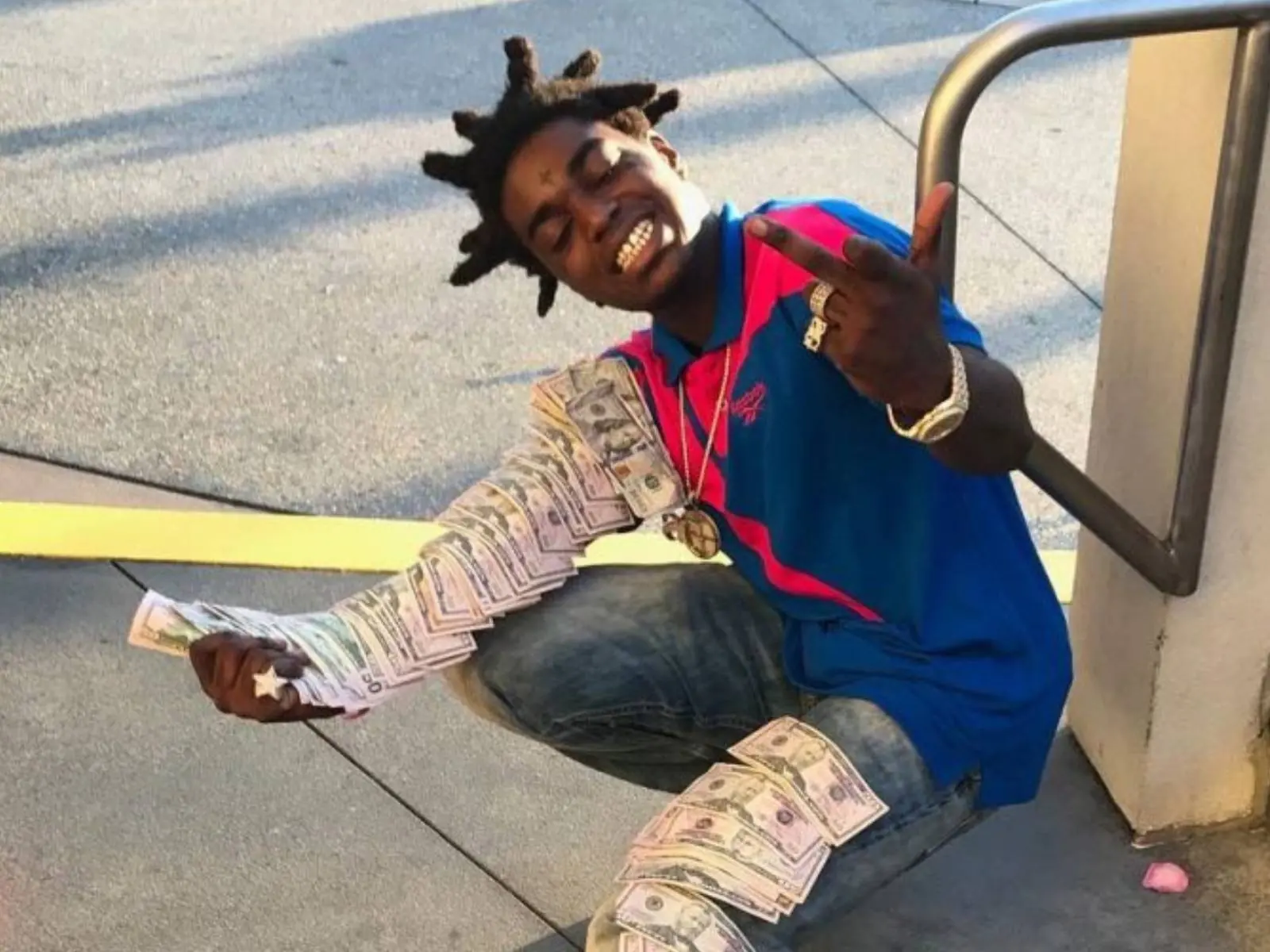 美國饒舌歌手 Kodak Black 先把 2 萬丟進馬桶後，又將「278 萬台幣撒向大海」！