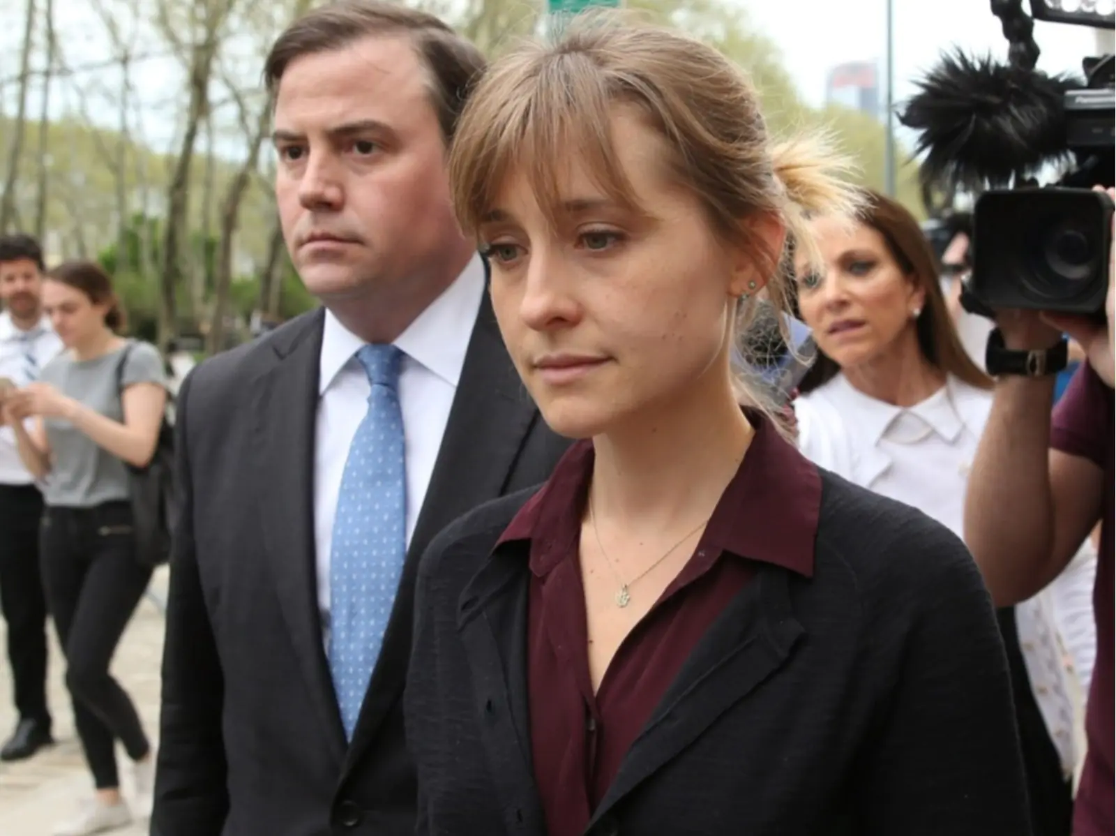《超人前傳》女星 Allison Mack 擔任邪教高層遭判刑，協助性販賣荒唐內幕曝光！