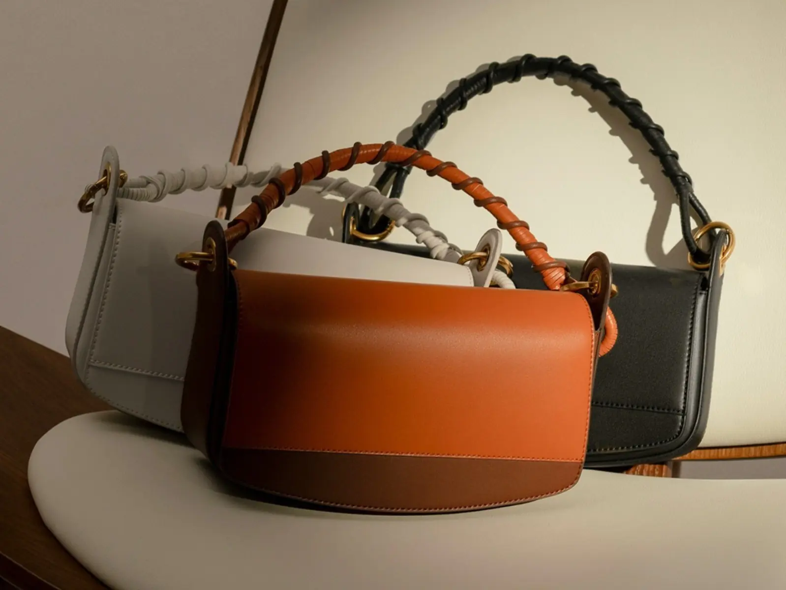 CHARLES & KEITH 時尚達人推薦： 以指環拖鞋與扭結腋下包打造夏日焦點穿搭！