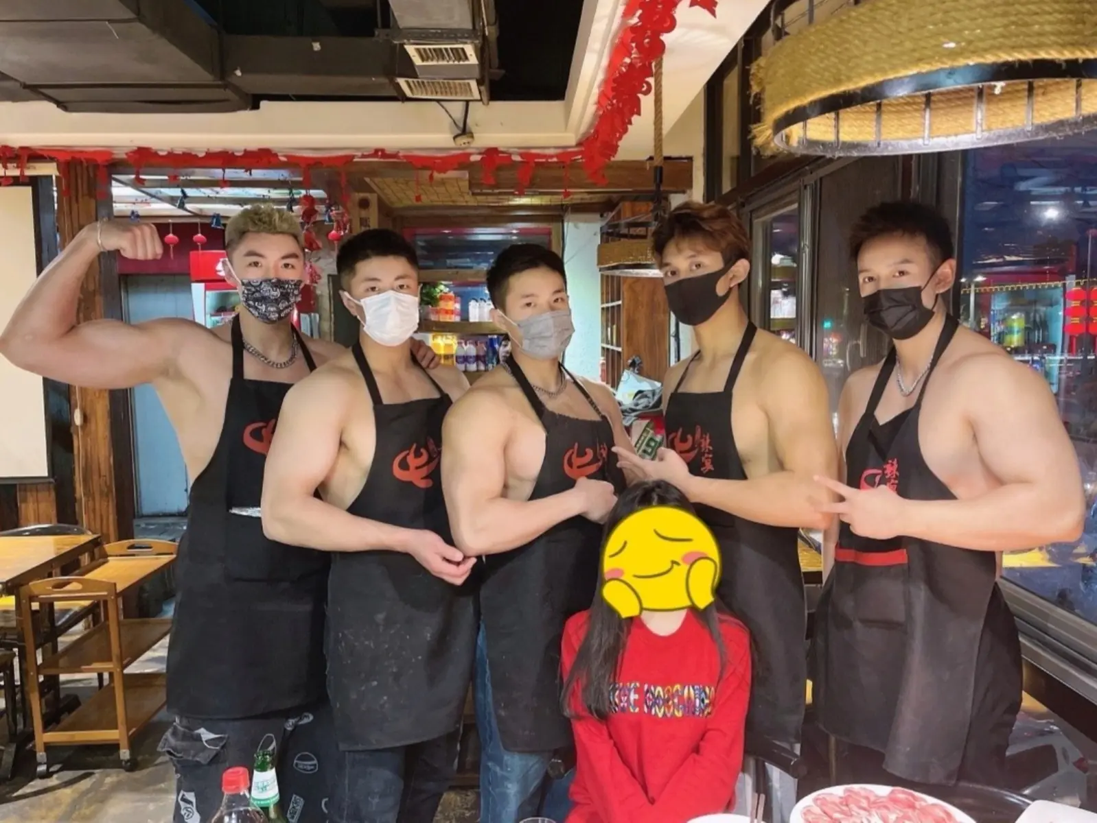 小紅書上超夯的「猛男火鍋店」！大肌肌帥哥剝蝦餵你吃，還可以光明正大摸店員的肌肌！