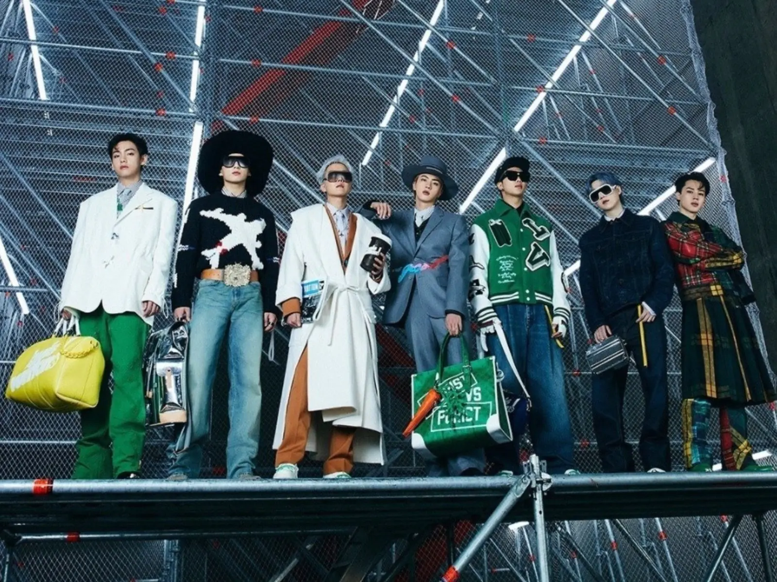 BTS 穿 Louis Vuitton 2021 秋冬新裝帥氣亮相 ！其中 V 手上的「咖啡杯造型包」還超欠買～