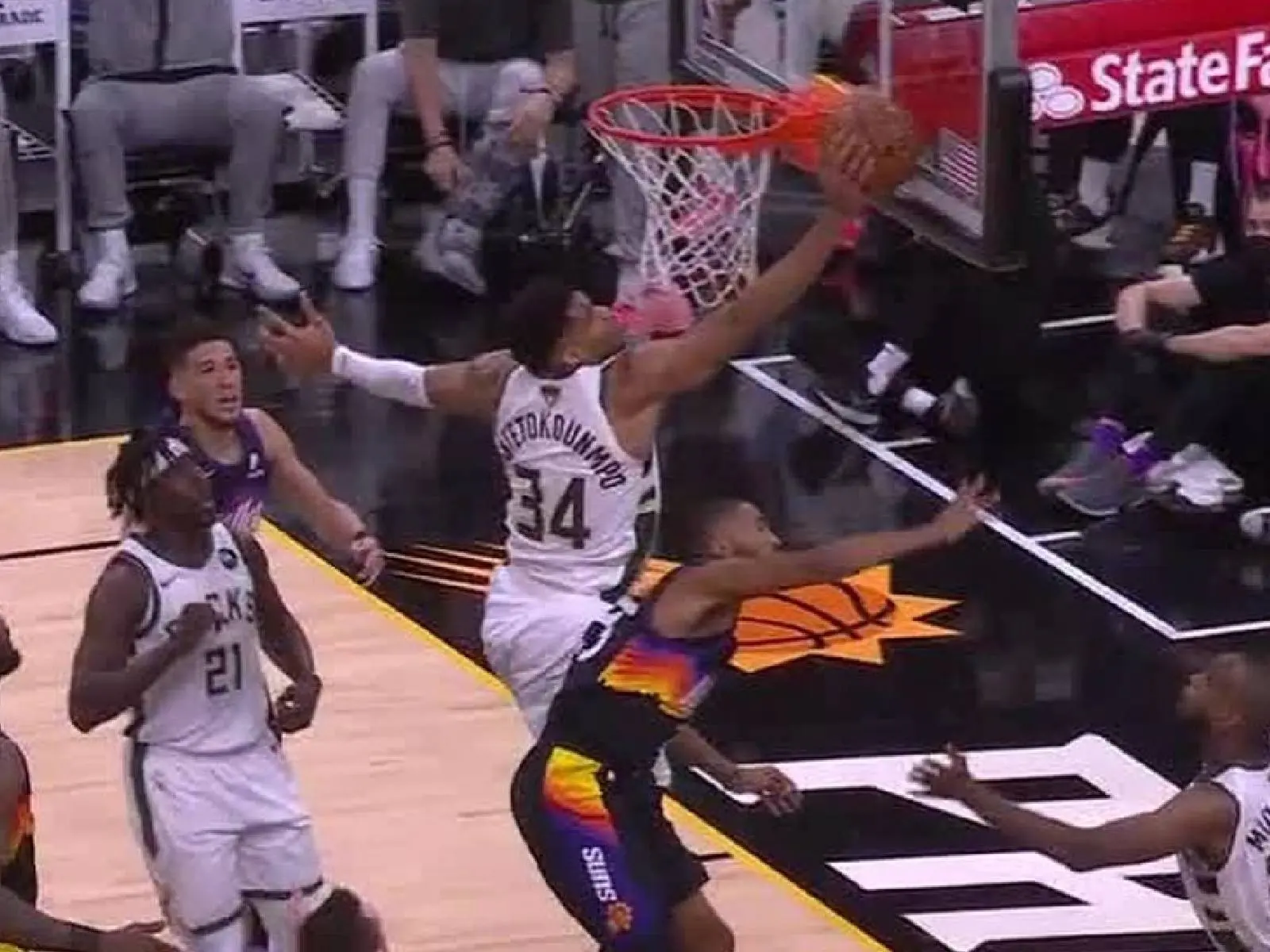 NBA／宛如詹皇！公鹿「字母哥」做出詹式經典「追魂鍋釘板」，網友反批：別跟最偉大的火鍋比...