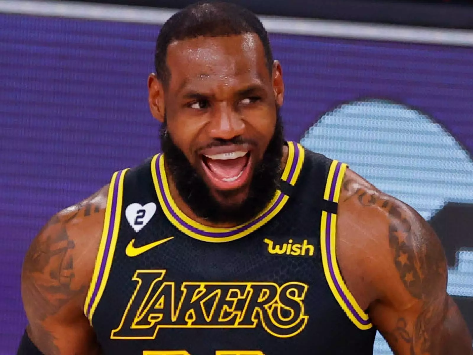 NBA／攻防教科書！Chris Paul 晃過字母哥砍下 32+9 贏球，「詹皇」公開力挺好友：還差三場！