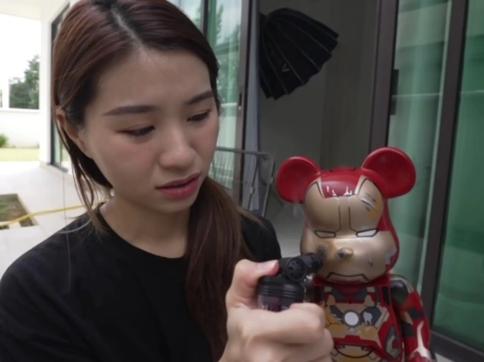 如果你的 Be@rbirck 被女友燒了？YouTuber 惡作劇玩太大引負評：「下次燒你的包包看妳會不會生氣！」