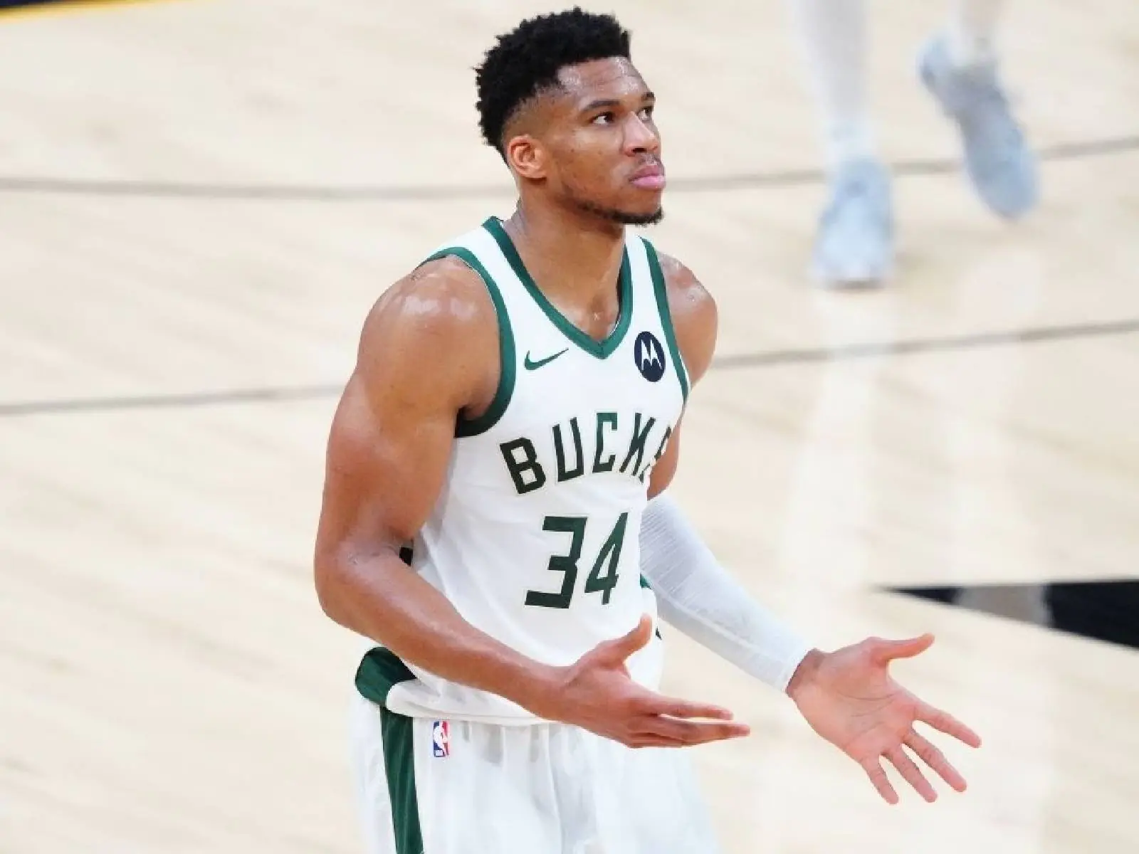 NBA／氣到拍椅子！字母哥砍 42 分、單節創紀錄卻輸太陽，網友諷刺：「這傢伙投不進罰球」
