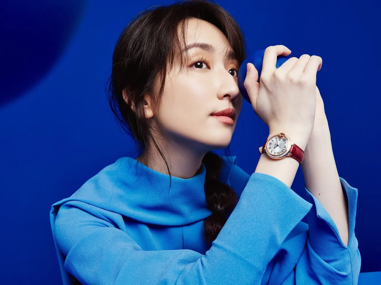 卡地亞 Icon 人物「柯佳嬿」配戴 Ballon Bleu de Cartier 入鏡：「藍氣球腕錶好像神秘的小宇宙！」