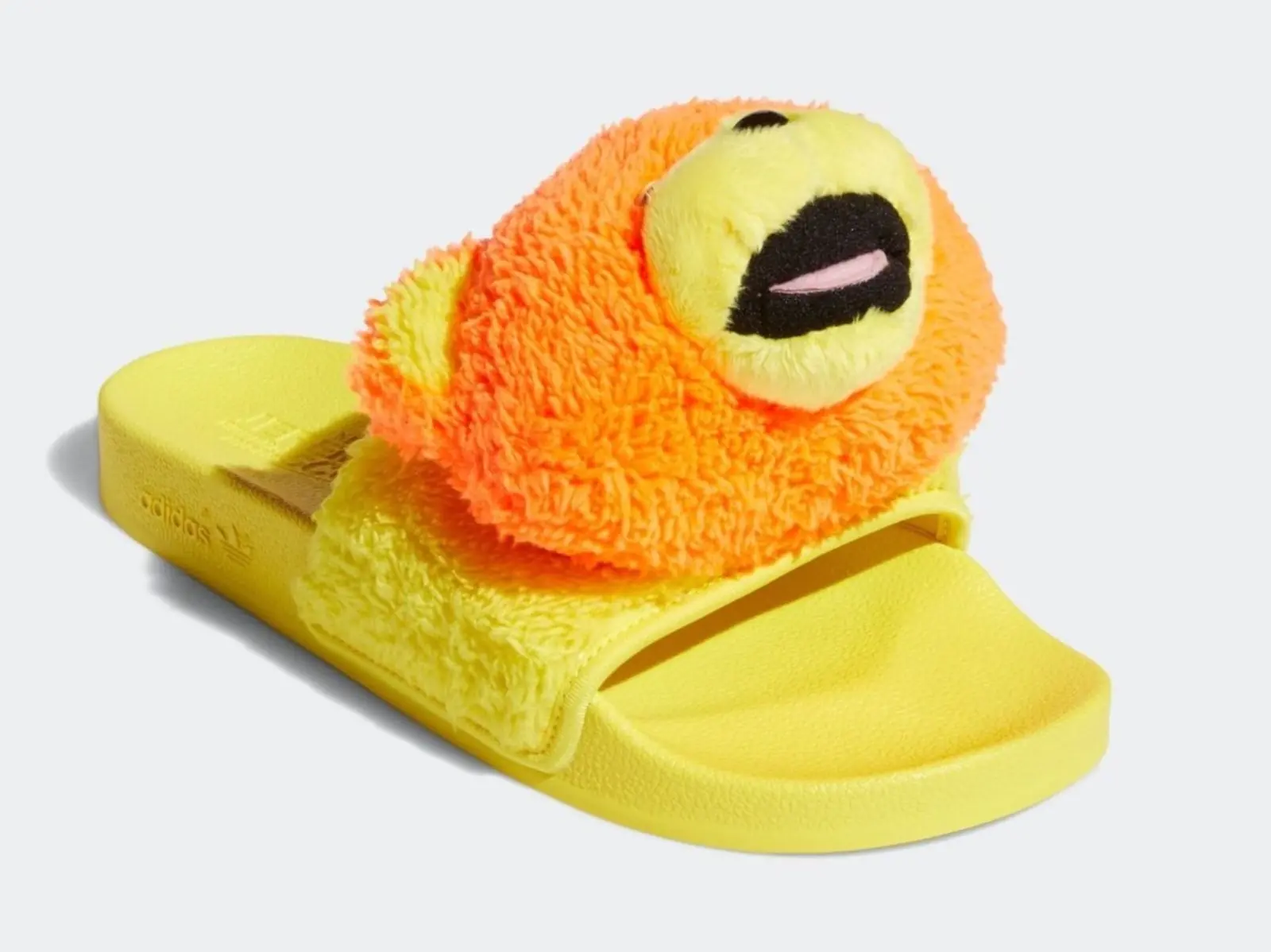 Jeremy Scott x adidas 推出聯名「泰迪熊拖鞋」，搶眼程度或將更勝 Yeezy 拖鞋！