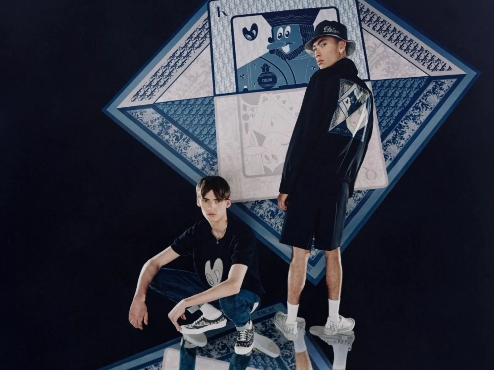 Dior 再度攜手 Kenny Scharf 打造 2021 早秋聯名系列！限量 500 副「奢華撲克牌套組」售價曝光！