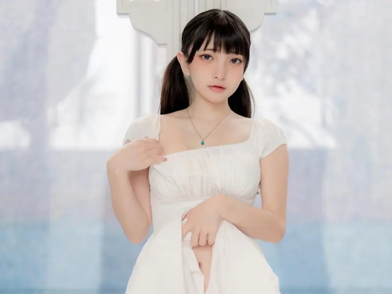 台灣 Coser 小丁推出《白色原味 小丁日常數位寫真》，展現純潔卻帶點情色的衝突樣貌！