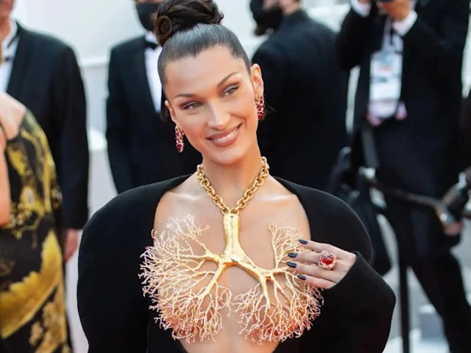 Bella Hadid 坎城紅毯超性感「金肺飾品」驚艷全場！2 招私房美胸保養技巧曝光～