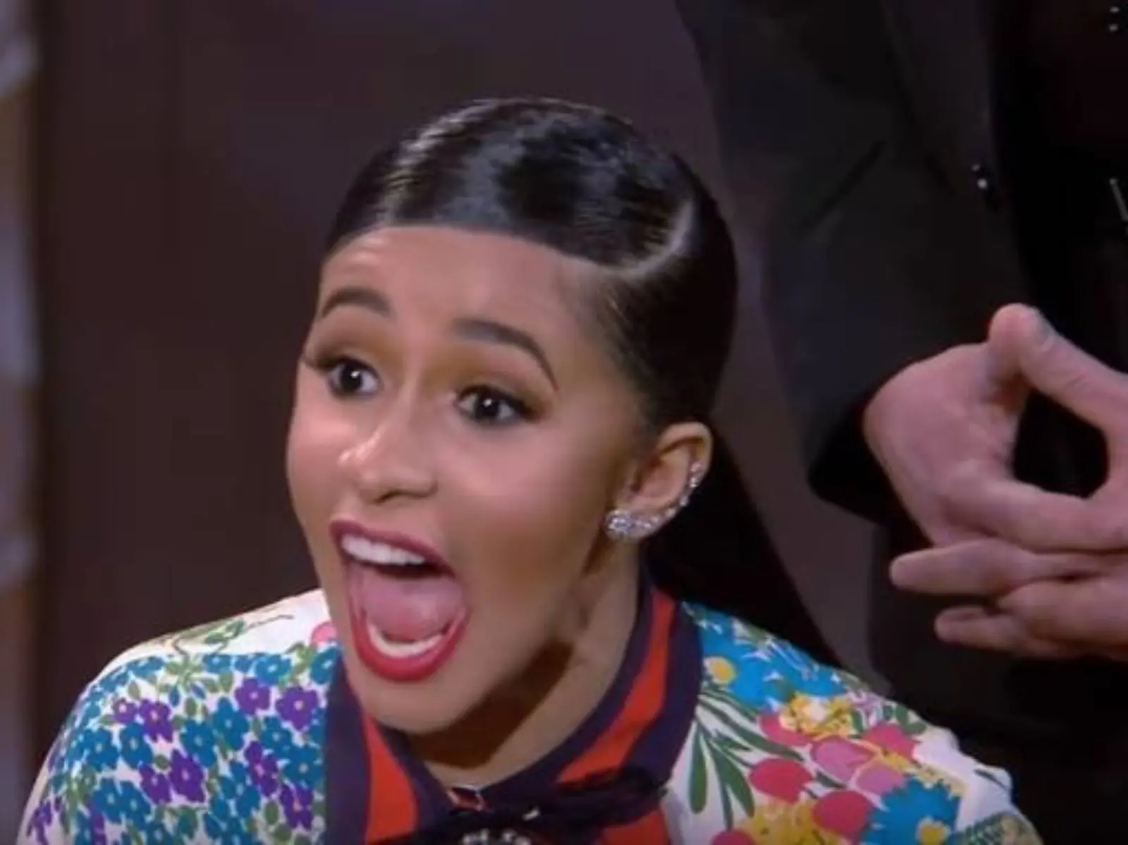 Cardi B 看老公 Offset 坐驚險雲霄飛車，尖叫問「你保險買了沒？」笑翻歌迷！