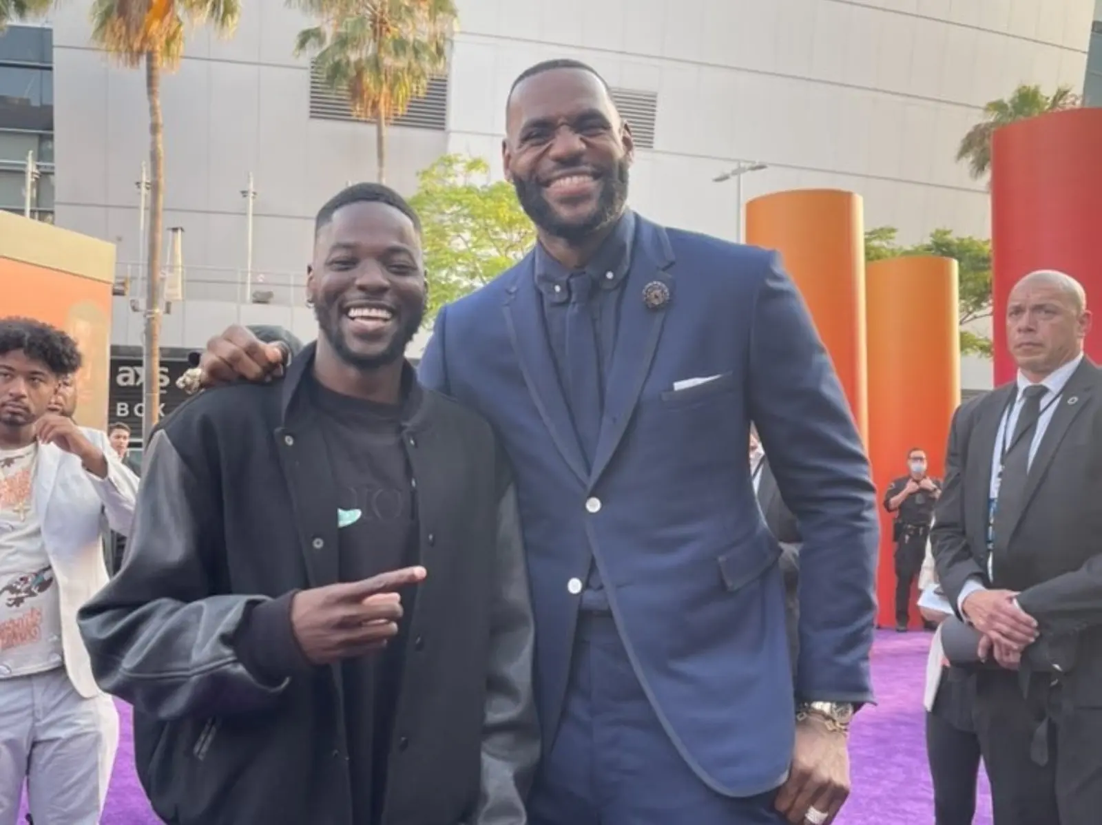 球迷巔峰！模仿哥獲 LeBron James 驚喜接見，詹皇當場還原：我 36 歲了啦！