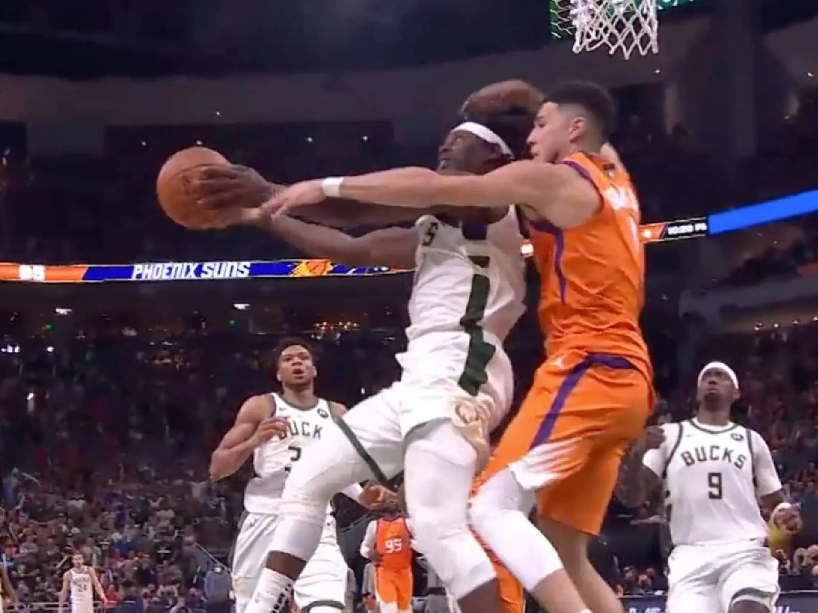 NBA／輸給公鹿還被砲轟！太陽球星 Booker 多次犯規沒被吹判引眾名人不滿：今晚雙十，42 分 10 犯規