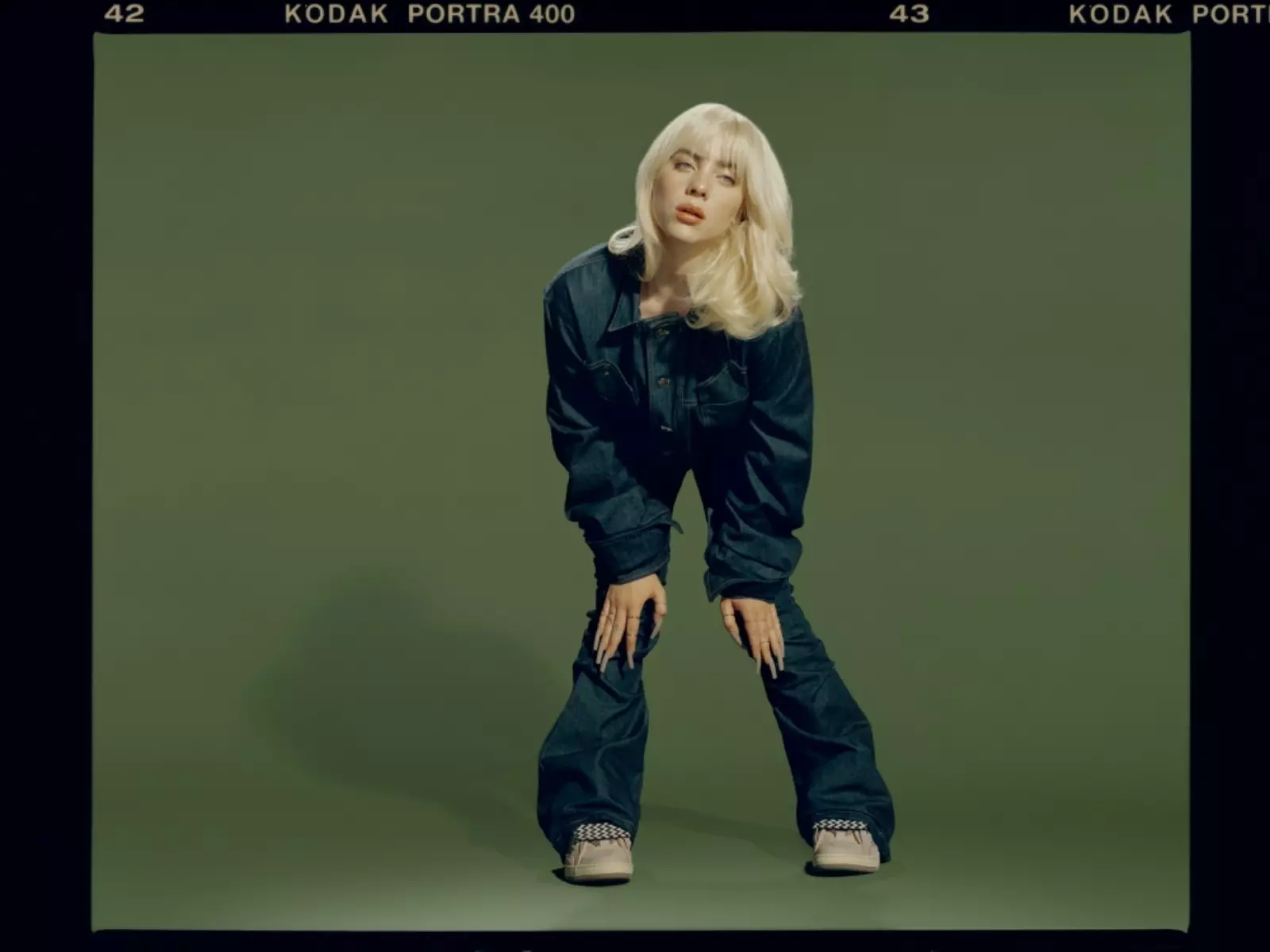 怪奇比莉新曲MV〈NDA〉  被 25 台高速飛車包夾拒替身，歌詞透露想換工作？ 「想躲到夏威夷消失」