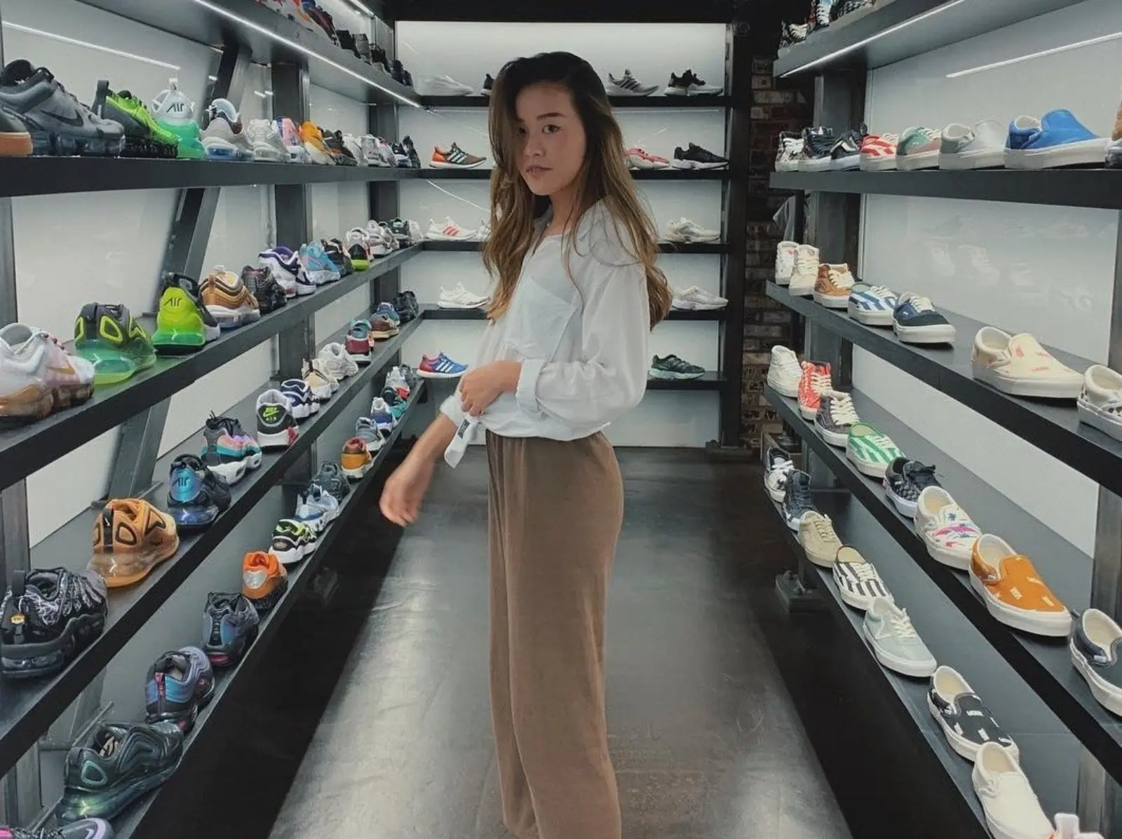 YouTuber Selina 的球鞋穿搭超有料！Yeezy、Nike X Sacai 、AJ1 僅靠 4 招就能搭出女人味～