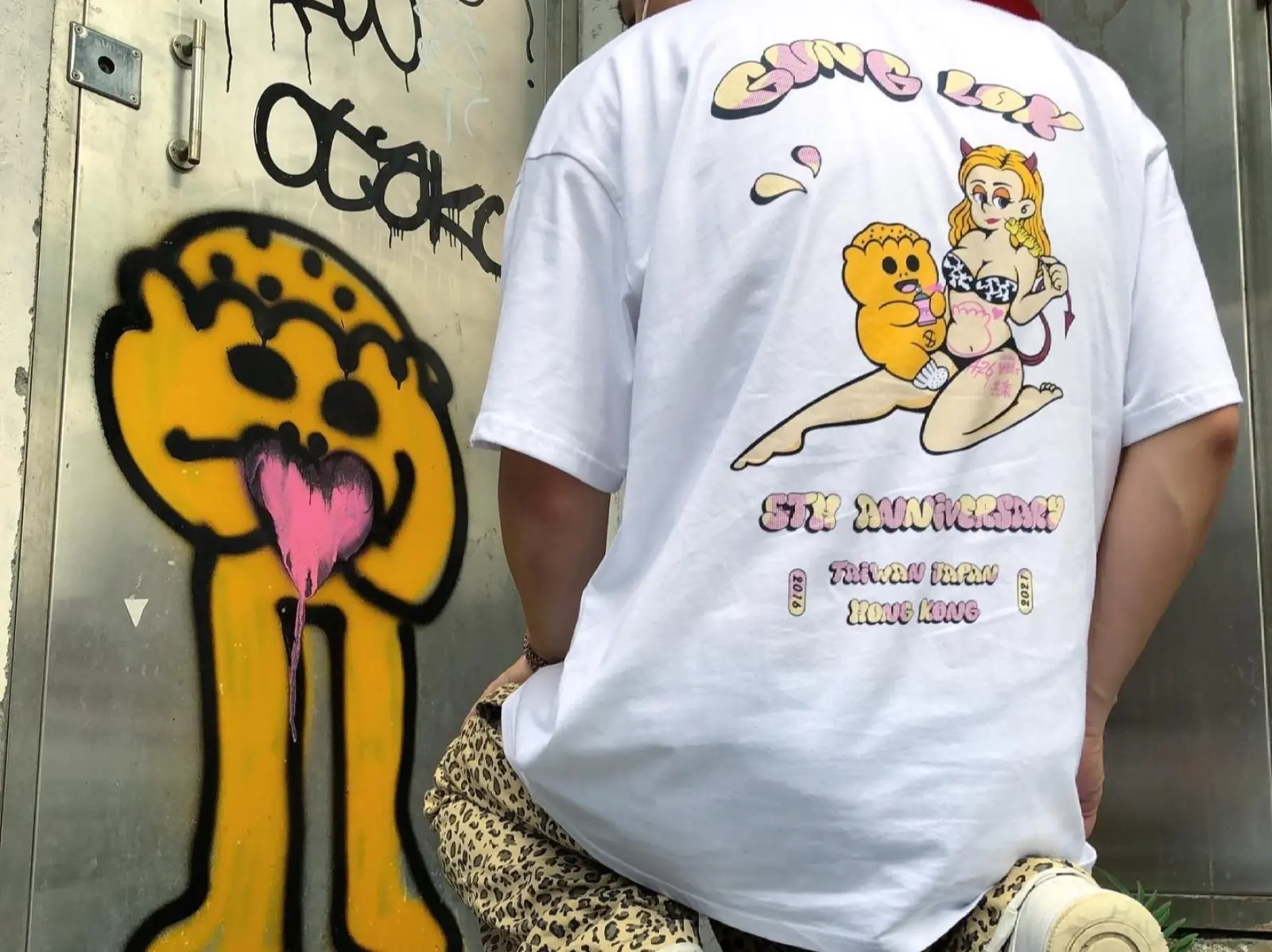 共楽五週年，找來街頭最神秘的塗鴉「大腸王」合作聯名 Tee 啦！打開濾鏡掃一掃就能看見大腸王本尊！？