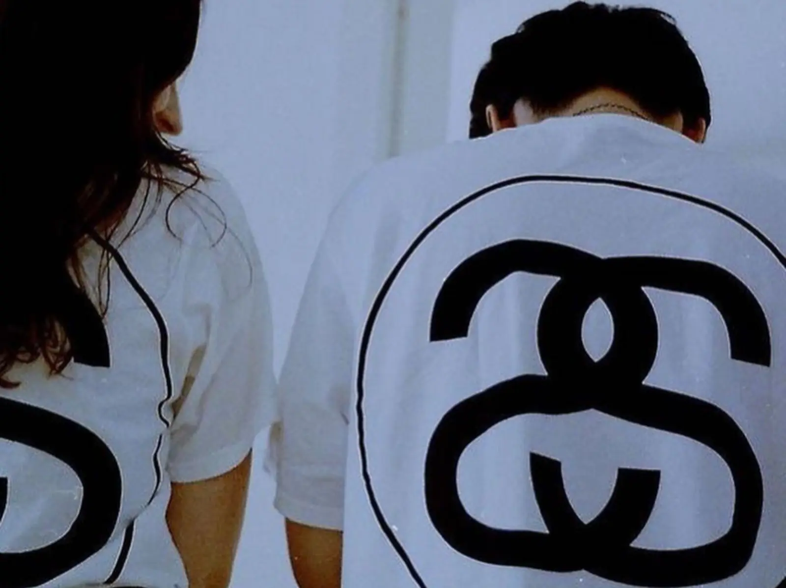 盤點 10 款 2021 夏天必穿大 Logo 短 T 推薦，你愛的 Stussy、Off-White、KAWS 通通都有！