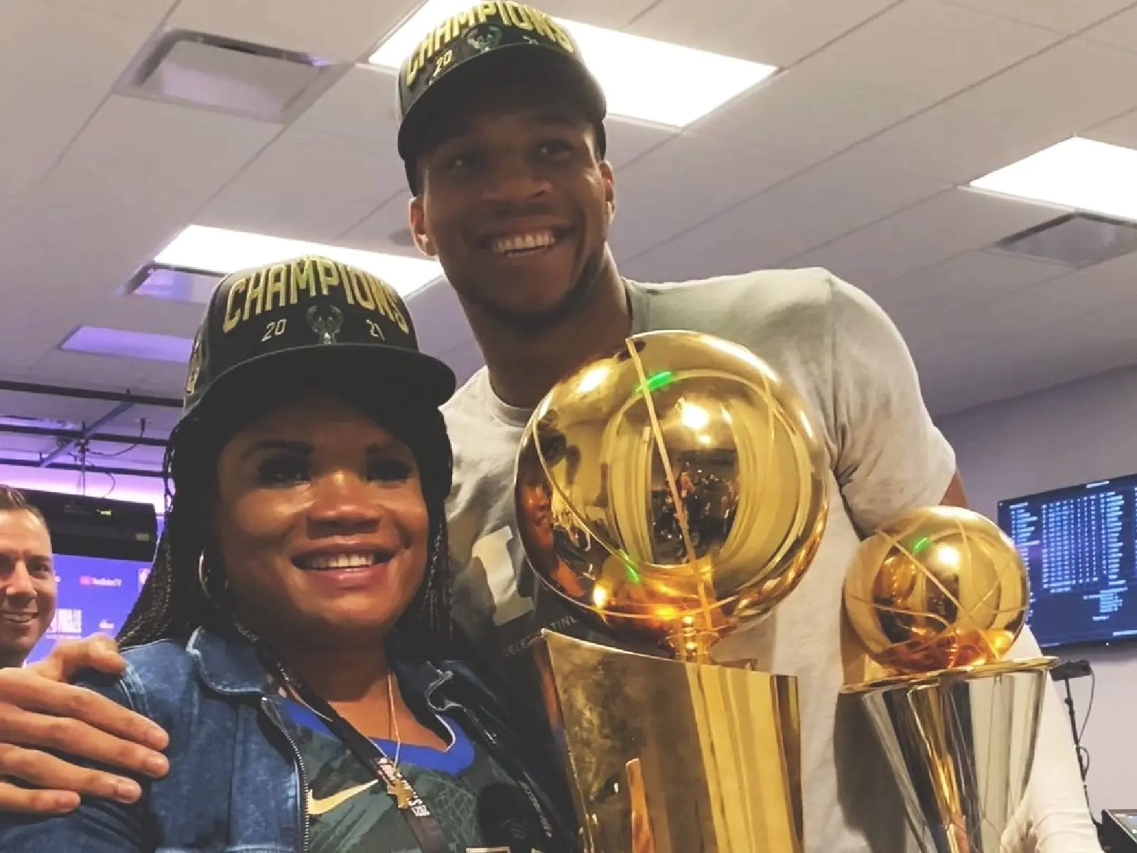 NBA／落下男兒淚！字母哥賽後哭著說：「為了讓我成為頂尖球員，我的父母犧牲了多少我都看得到」