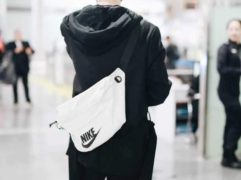 Supreme、Nike 等 5 款防疫出門「重點小包」推薦，終於不用怕酒精、備用口罩沒地方放！