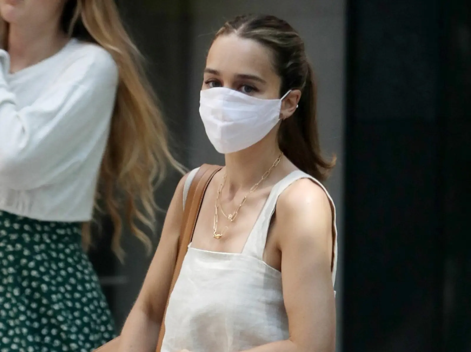 莉莉柯林斯是妳？《權力遊戲》龍后 Emilia Clarke 暴瘦，觀眾驚：差點認不出她！