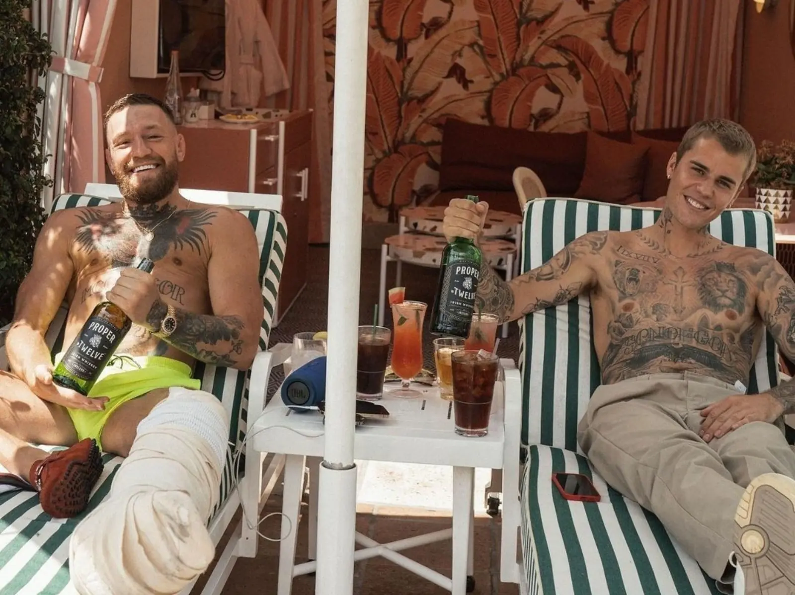 小賈斯汀與 UFC 偶像 Conor McGregor 開心合體，進行早餐兄弟會！