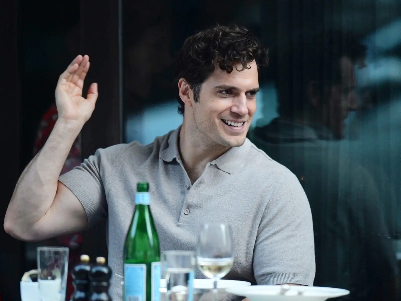 DC「超人」亨利卡維爾 Henry Cavill 露天用餐，狗仔隨興一拍都帥到發光！