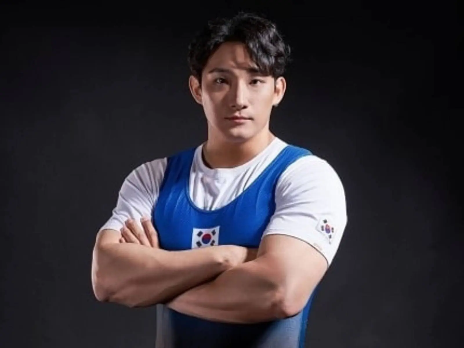 東京奧運／南韓 102 公斤舉重選手陳潤成把「紙板床」睡到裂開，大批日本網友質疑：沒有故意跳壞？