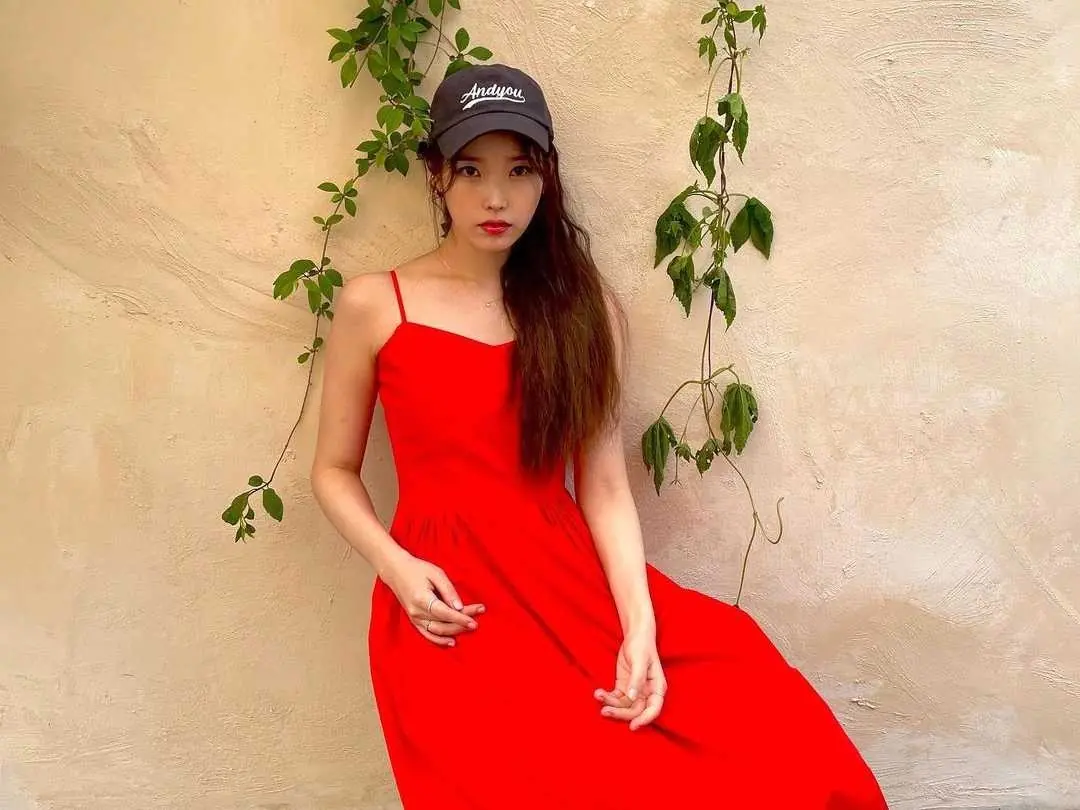 IU 親自帶貨的 2021「女神灰球鞋」推薦！New Balance、Sacai x Nike 等 5 款全上榜！