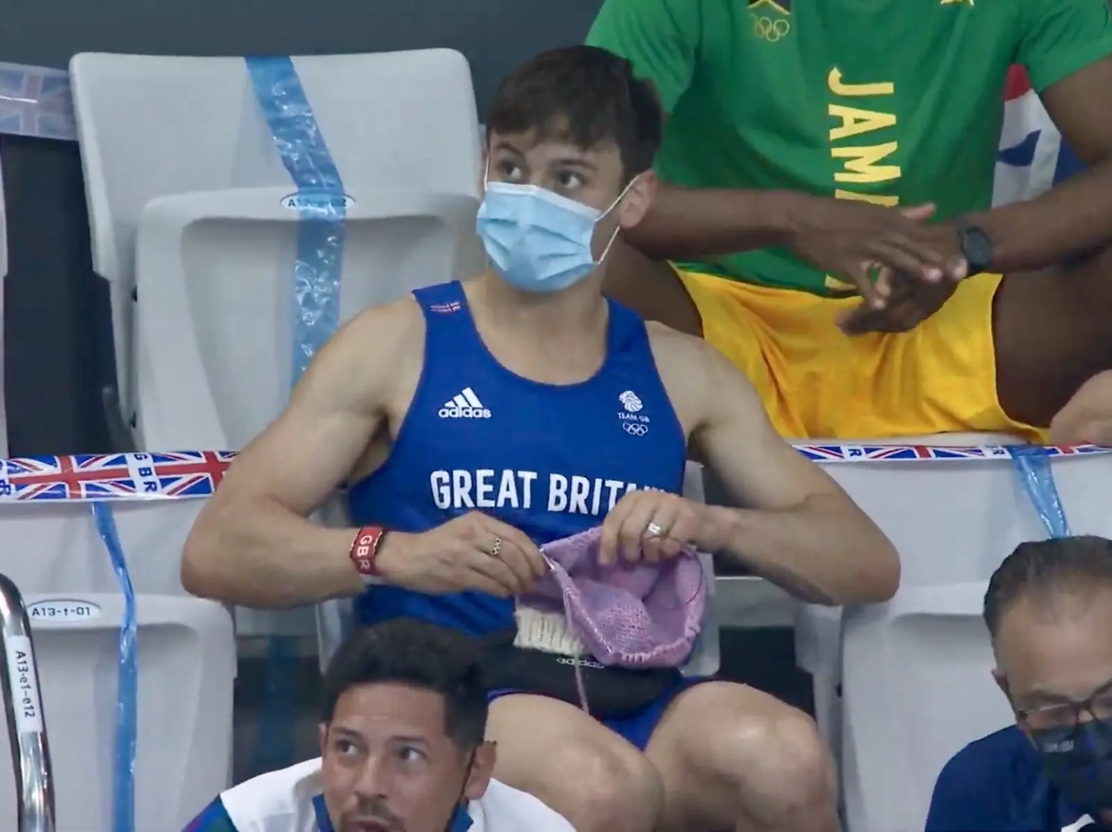 東京奧運／Tom Daley 被拍到奧運比賽時在場邊織毛線，再度萌倒一票網友～