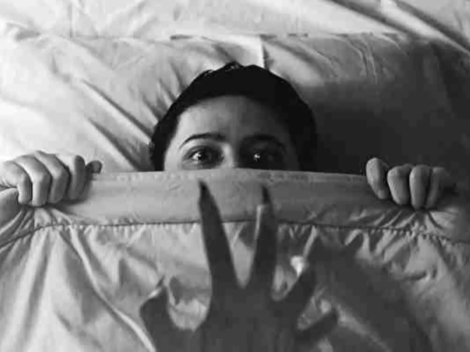 農曆七月 / 2021 超靈異真人真事「鬼故事」分享 〈下〉，那張「靈動照片」絕對嚇破你的膽！