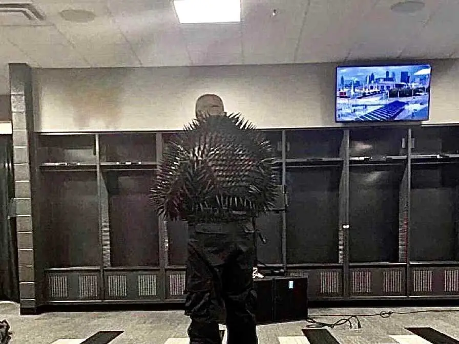 肯爺 Kanye West 穿上巴黎世家 BALENCIAGA 服裝單品，被網友嘲諷：「跟死亡筆記本路克一樣！」