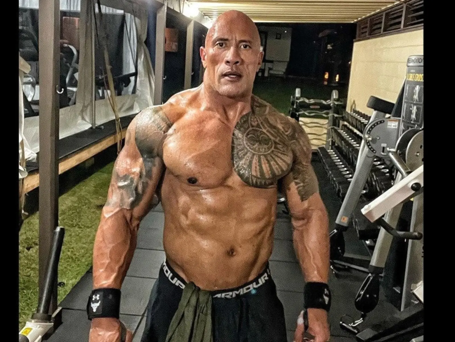 《黑亞當》巨石強森被質疑「一直練不出完美六塊腹肌」，The Rock 承認並解釋背後原因！