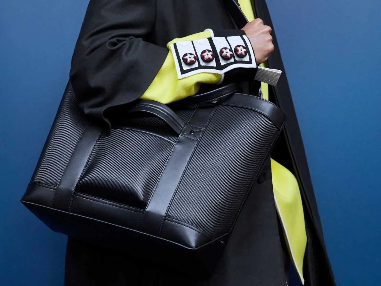 DIOR 嚴選 2021 父親節禮物推薦！黑魂托特包、卡夾等 7 種不同「送禮單品」讓你超有面子！